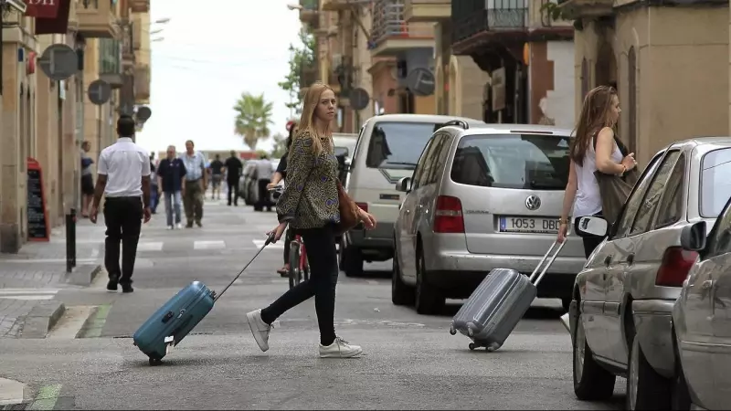 Foto de archivo de unas turistas que buscan su hospedaje en una zona de apartamentos turísticos de Alicante. EFE/Marta Pérez
