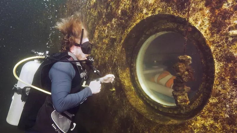 Foto de la Oficina de Noticias de los Cayos de Florida, donde aparece el explorador de buceo e investigador médico Joseph Dituri.