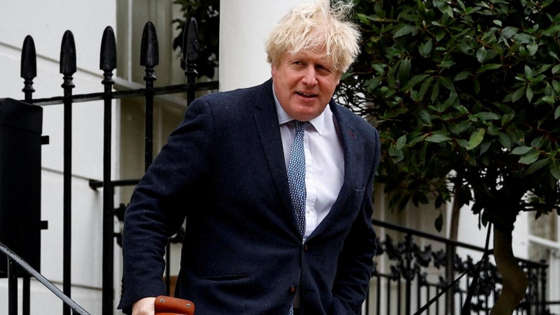 El ex primer ministro británico Boris Johnson sale de su casa en Londres, a 21 de marzo de 2023.