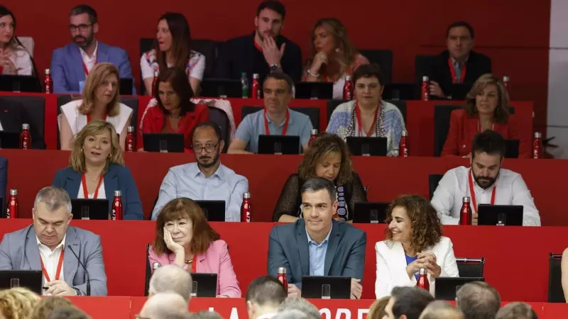 El presidente del Gobierno y secretario general del PSOE, Pedro Sánchez, en la reunión del Comité Federal de este sábado junto a otros dirigentes.