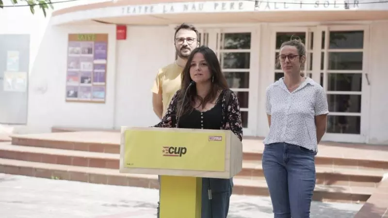 10/06/2023 - Maria Sirvent, portaveu del consell polític de la CUP, amb els diputats al Congrés Mireia Vehí i Albert Botran.