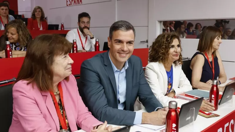 El presidente del Gobierno, Pedro Sánchez (2i) junto con la ministra de Hacienda, María Jesús Montero (2d) y la presidenta del PSOE, Cristina Narbona (i) presiden este sábado la reunión del Comité Federal del PSOE