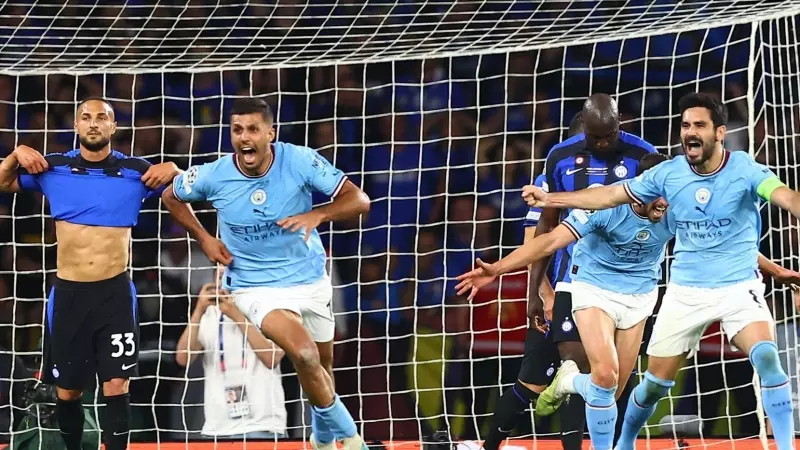 Los jugadores del Manchester City celebran la victoria en la final de la Champions League, en Estambul, a 10 de junio de 2023.