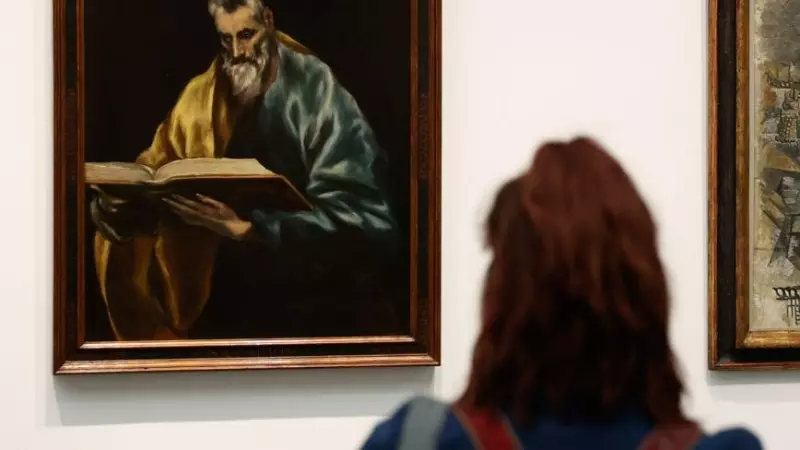 Una visitante observa algunos de los cuadros que se exhiben en una exposición del Museo del Prado.