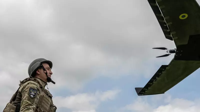 Un militar ucraniano se prepara para lanzar un dispositivo aéreo no tripulado de reconocimiento cerca de una línea de frente, en medio del ataque  en la región de Donetsk.