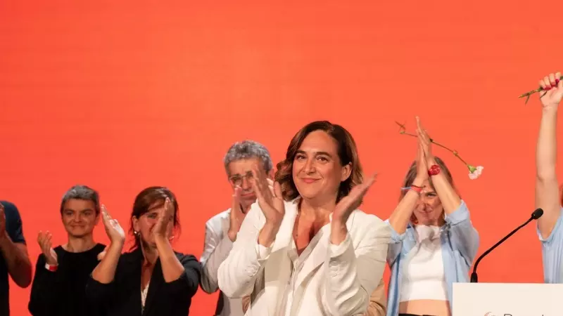 La alcaldesa de Barcelona y candidata de BComú a la reelección, Ada Colau, aplaude durante el seguimiento de la jornada electoral en la sede de BComú, a 28 de mayo de 2023, en Barcelona, Cataluña (España).