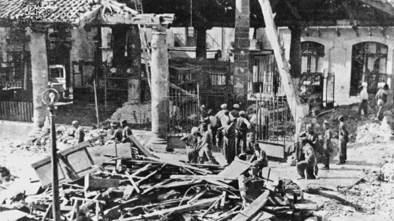 31/05/1938 - La Porxada de Granollers derruïda pel bombardeig feixista de 1938.