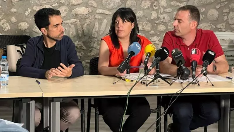 Los tres cabeza de lista de la CUP, ERC y PSC en Ripoll anuncian el pacto de gobierno en la localidad catalana, a 13 de junio de 2023.