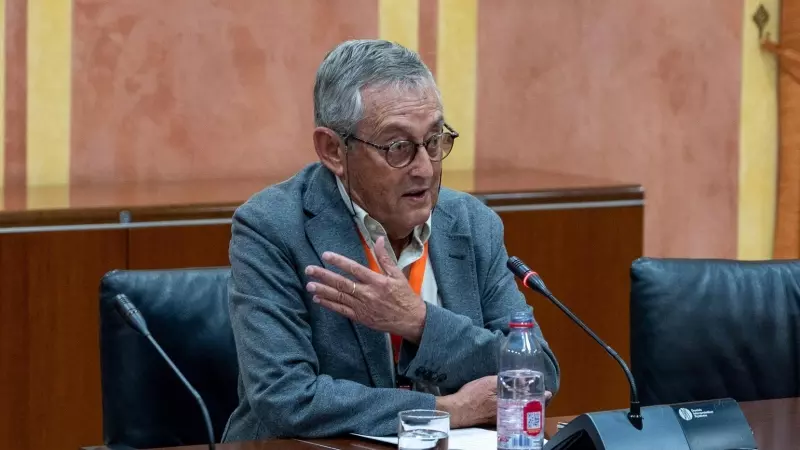 El biólogo Miguel Delibes en el Parlamento andaluz.