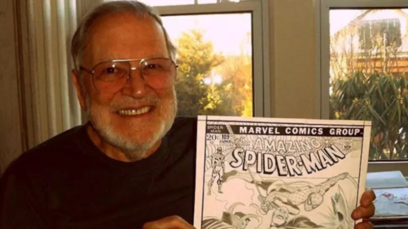 John Romita Senior con un boceto de Spiderman.