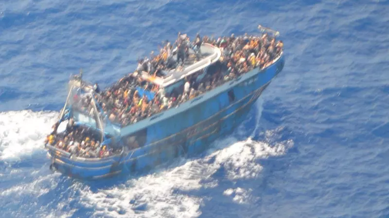 Imagen del pesquero naufragado con cientos de migrantes a bordo, fotografiado por un helicóptero de la Guardia Costera Grecia el martes 13 de junio antes de hundirse en aguas del Mar Jónico.