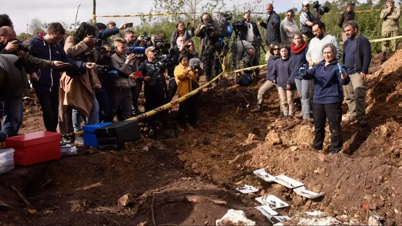 El equipo de antropólogos forenses de la Institución Nacional de Derechos Humanos (INDDHH) de Uruguay trabaja para retirar el esqueleto de una persona que, por indicios del sitio de enterramiento, podría ser uno de los 197 detenidos desaparecidos durante
