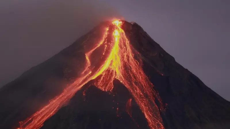 16/06/2023 - El volcán Mayon arroja cenizas y lava en la ciudad de Legaspi, provincia de Albay, Filipinas, a 16 de junio de 2023.