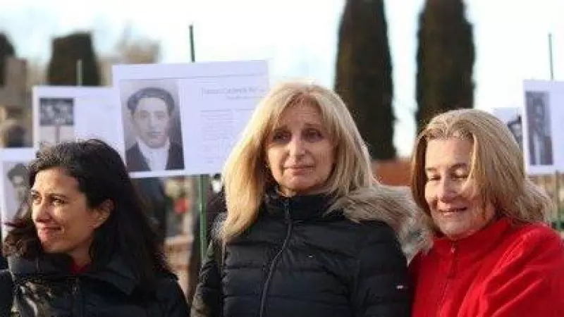 La sobrina de una víctima de la fosa de Villadangos del Páramo, una nieta de la víctima Rufino Juárez y la periodista Olga Rodríguez durante la exhumación de febrero de 2022.