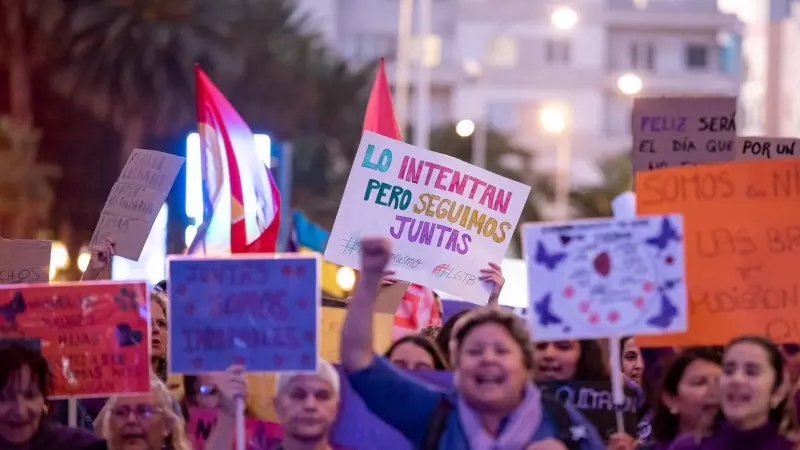 Cientos de personas durante una manifestación con motivo del Día Internacional de la Mujer, a 8 de marzo de 2023, en Las Palmas de Gran Canaria, Gran Canaria, Canarias, (España)