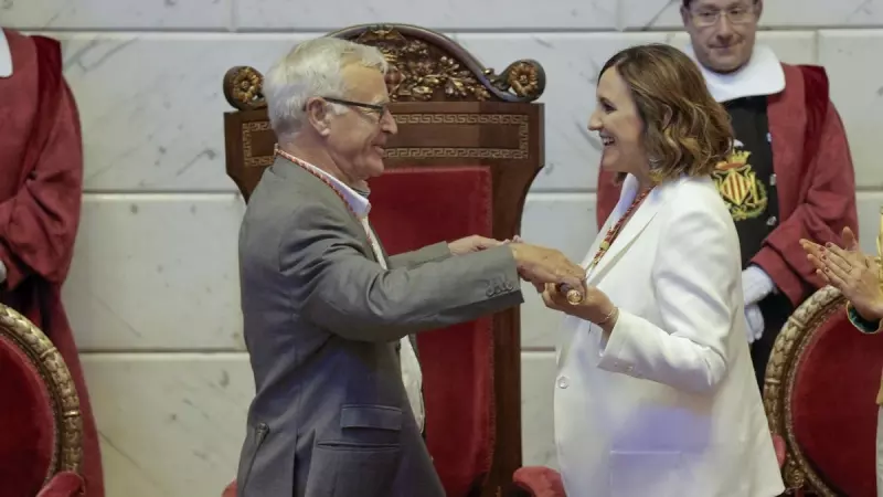 La nueva alcaldesa del Ayuntamiento de València, Maria José Catalá, recibe la vara de mando de manos del exalcalde, Joan Ribó, a 17 de junio de 2023
