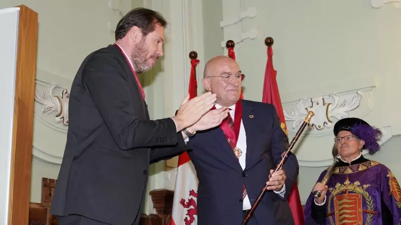 El nuevo alcalde de Valladolid, Jesús Julio Carnero, recibe el bastón de mando de manos de su antecesor en el cargo, Óscar Puente, a 17 de junio de 2023