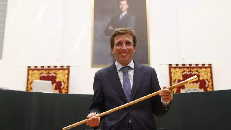 El alcalde de Madrid, José Luis Martínez Almeida, posa con el bastón de mando tras el pleno constitutivo del Consistorio madrileño, a 17 de junio de 2023.