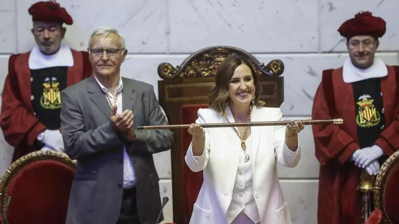 Joan Ribó entrega el bastón de mando a la alcaldesa entrante de la ciudad, María José Catalá (PP), a 17 de junio de 2023, en València.