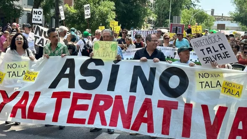 Cabecera de la manifestación que ha concitado a decenas de madrileños del distrito de Arganzuela para protestar contra la tala de árboles, a 17 de junio de 2023.