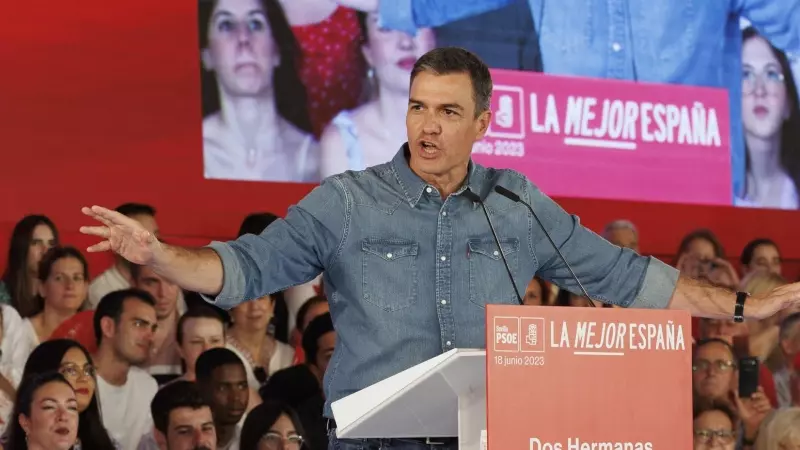 El secretario general del PSOE y presidente del Gobierno, Pedro Sánchez, en un acto celebrado en Dos Hermanas (Sevilla) este domingo.