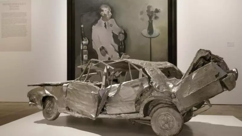 Cuadro de Franco y el coche de Carrero Blanco, en la exposición 'El tragaluz democrático'.