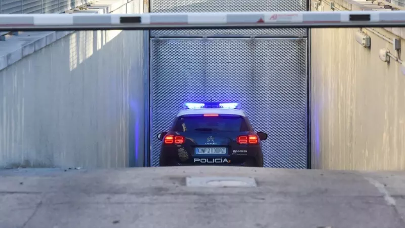 Un coche de policía a su llegada a la Audiencia Nacional, a 27 de enero de 2023, en Madrid (España). La Policía Nacional detuvo el miércoles 25 de enero, en Miranda de Ebro (Burgos), a un hombre por su presunta relación con el envío de las cartas explosiv