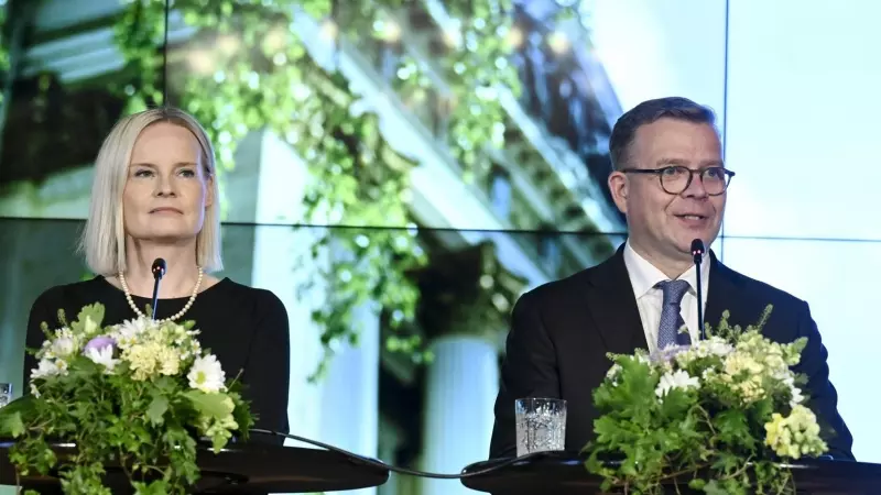 El nuevo Gobierno de Finlandia encabezado por el Primer Ministro Petteri Orpo (R) y la nueva Ministra de Finanzas Riikka Purra