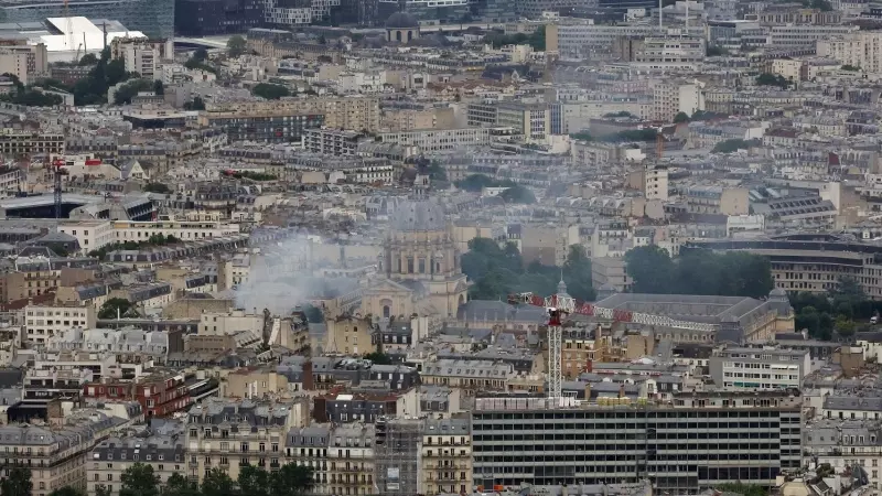 Imagen aérea de París tras la explosión que ha provocado el derrumbe de un edificio y varios incendios en el centro de París, a 21 de junio de 2023.
