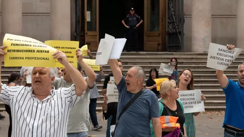 Funcionarios de justicia sujetan pancartas durante una protesta frente a la Audiencia de Barcelona, a 20 de junio de 2023.