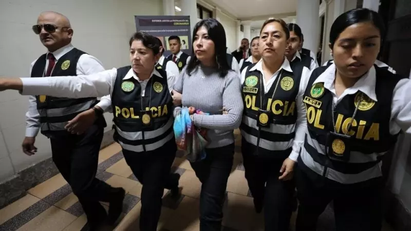 Betssy Chávez, escoltada por la Policía tras ser arrestada en Tacna (Perú), en una foto de archivo.