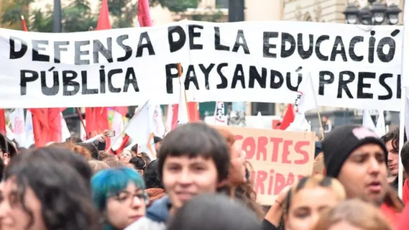 El paro contra los recortes movilizó a miles de docentes y estudiantes en Uruguay.