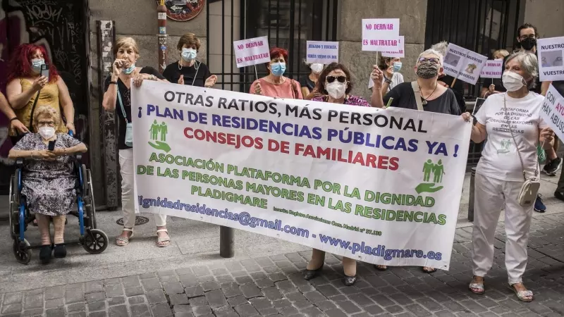 Varias personas participan en una manifestación convocada contra la gestión de la presidenta en funciones de la Comunidad de Madrid en los geriátricos durante la pandemia, a 15 de junio de 2021, frente a la Consejería de Sanidad, Madrid, (España).