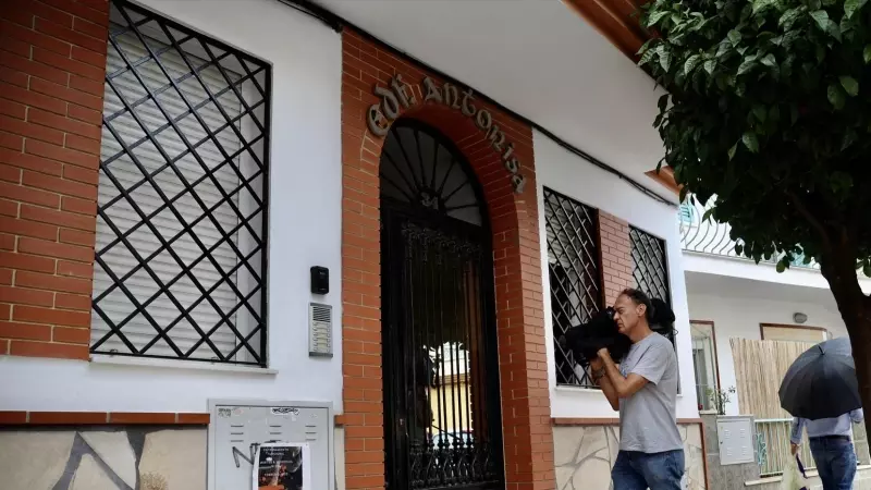 Detalle de la fachada donde se encontraba el cuerpo de Sibora Gagani, en Torremolinos (Málaga),  a 7 de junio de 2023.