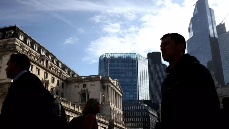 Varias personas pasan por delante de la sede del Banco de Inglaterra, en la City de Londres.  REUTERS/Henry Nicholls