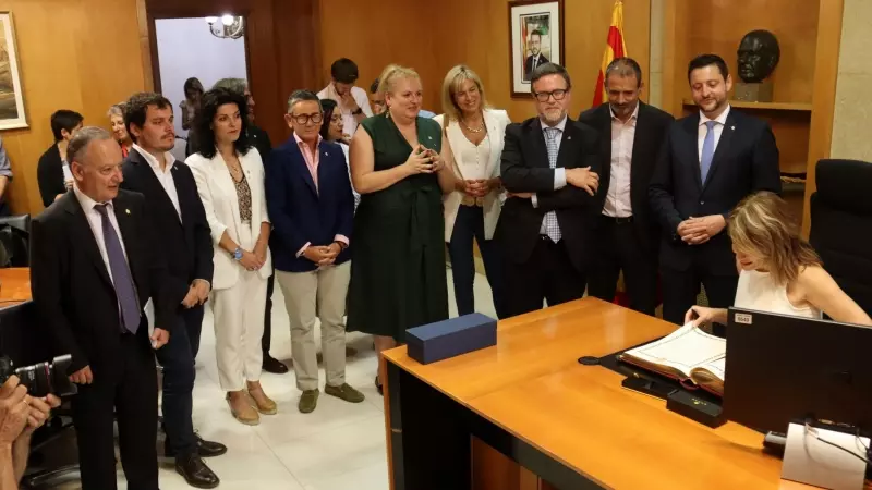 La ministra de Transports signant el llibre d'honor de l'Ajuntament de Tarragona