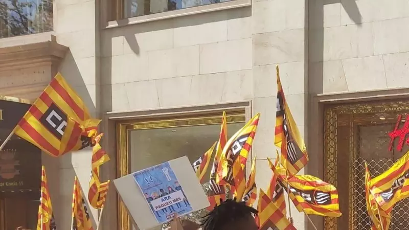 Treballadors protesten davant el local d'H&M al passeig de Gràcia de Barcelona