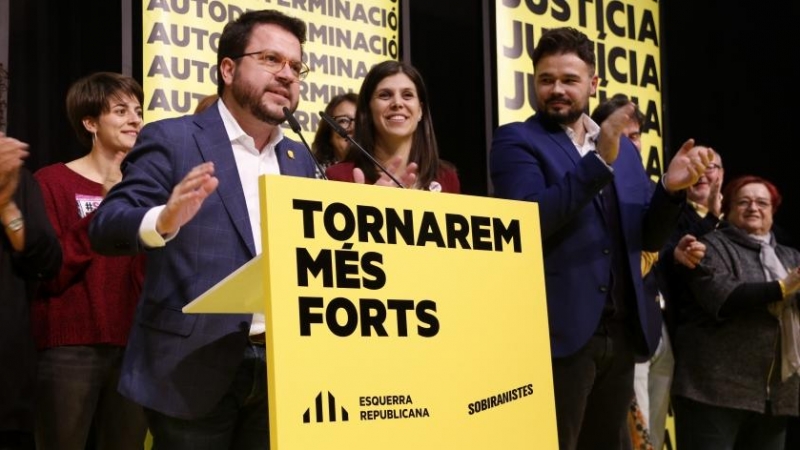 10/11/2019 - Pere Aragonès amb Marta Vilalta, Gabriel Rufián i altres dirigents d'ERC celebrant el triomf del partit a les generals del 10 de novembre de 2019.