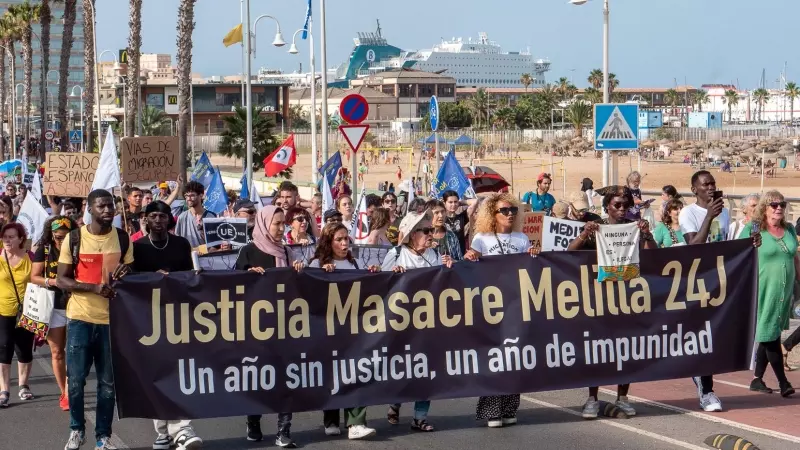 Manifestantes convocados por la Caravana Abriendo Fronteras durante la protesta en Melilla en el aniversario de la tragedia del 24J-