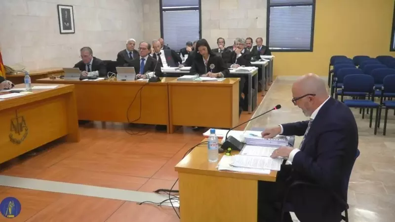 Miguel Ángel Subirán, fiscal jubilado, argumenta con documentos sus respuestas a los representantes de las acusaciones.