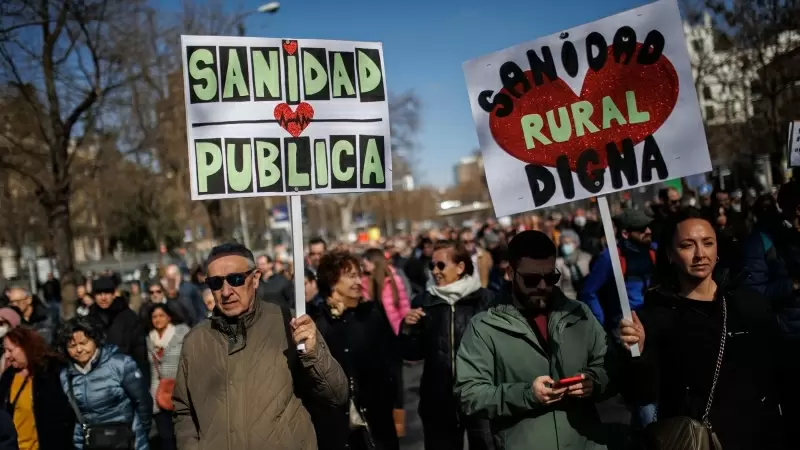 Miles de personas marchan contra el desmantelamiento de la Sanidad Pública, en la protesta bajo el lema 'Madrid se levanta y exige una Sanidad pública', hacia la plaza de Cibeles, a 12 de febrero de 2023, en Madrid (España).