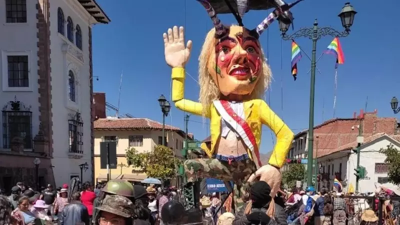 Alegoría 'La Descarada', un personaje movido por una mano negra, con cuernos y prendas militares, una crítica al gobierno durante la fiesta cívica de Cusco.
