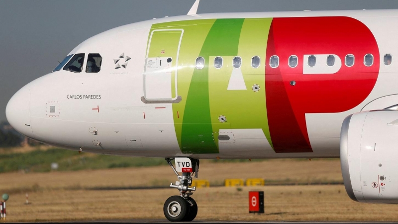 Un aparato de la aerolínea portuguesa TAP en el aeropuerto de Lisboa. REUTERS/Rafael Marchante