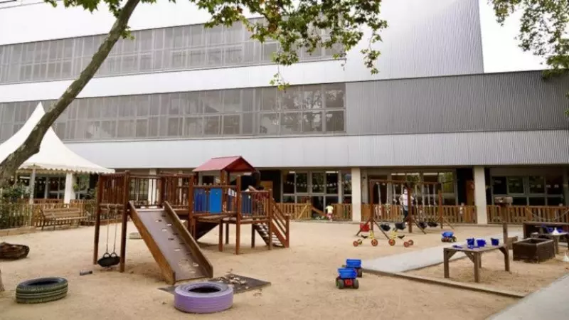 Instalaciones escolares para los más pequeños con arenales, toboganes y otros elementos de juego.