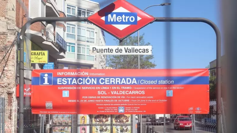 Entrada de la estación de Puente de Vallecas, cerrada por las obras de mejora de la línea 1 de Metro de Madrid, a 22 de junio de 2023.