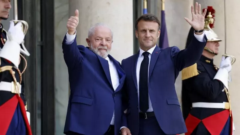 23/06/2023 - El presidente francés, Emmanuel Macron, y el presidente de Brasil, Lula da Silva, saludan en medio de la Cumbre del Nuevo Pacto Financiero Global en París, a 23 de junio de 2023.