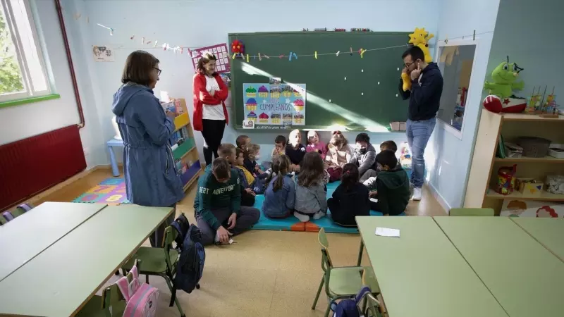 Alumnos sentados en su aula del CEIP Eduardo Cela Vila de Triacastela, en Galicia, a 8 de septiembre de 2022..