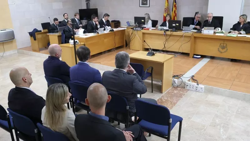 (Centro) El juez Manuel Penalva (c) y el fiscal Miguel Ángel Subirán (3i) durante un juicio en los juzgados de Sa Gerreria de Palma, a 5 de junio de 2023, en Palma de Mallorca, Mallorca, Baleares (España).