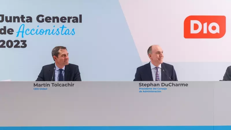 El consejero delegado del grupo de supermercados Dia, Martín Tolcachir (i), y el presidente del consejo de administración, Stephan DuCharme (d), durante la junta de accionistas.