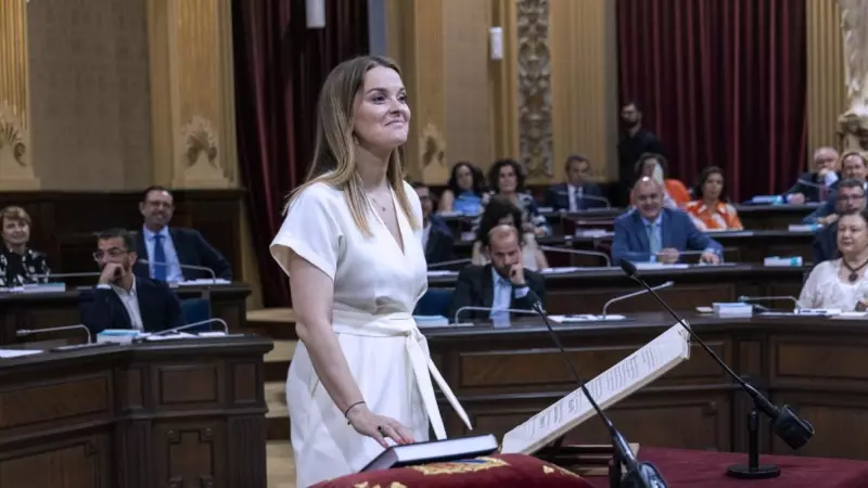 La candidata del PP a presidir el Govern balear, Marga Prohens, jura su cargo de diputada.